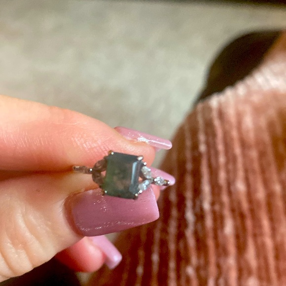 Pretty ring 💍💚 green stone laid on silver ring - Picture 4 of 6